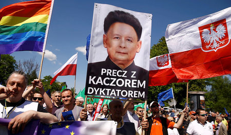 Jaroslaw Kaczynski der neue Kim Jong-un? Demonstranten protestie...