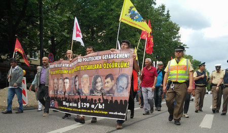 Ein Zug der Solidarität ging – wörtlich – vors Münchner Oberland... Ein Zug der Solidarität ging – wörtlich – vors Münchner Oberland...