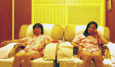 Leftover Woman Wen-Wen mit ihrer Mutter im Massagesalon: »Liebe ... Leftover Woman Wen-Wen mit ihrer Mutter im Massagesalon: »Liebe ...