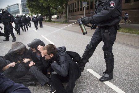 Polizeigewalt war das nach offizieller Lesart nicht: Pfefferspra... Polizeigewalt war das nach offizieller Lesart nicht: Pfefferspra...