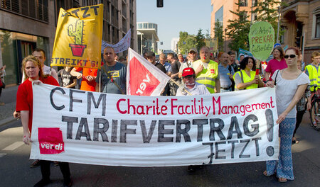 Beschäftigte der CFM ziehen vor das Rote Rathaus in Berlin (7. S... Beschäftigte der CFM ziehen vor das Rote Rathaus in Berlin (7. S...