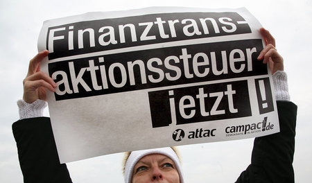 Eine Aktivistin demonstriert im Rahmen einer Veranstaltung von A... Eine Aktivistin demonstriert im Rahmen einer Veranstaltung von A...