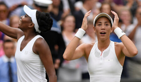 Die bessere Quote beim Service? Muguruza (r.) kann es kaum glaub... Die bessere Quote beim Service? Muguruza (r.) kann es kaum glaub...