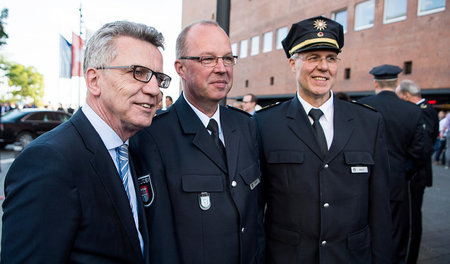 Heldenhafter Einsatz? Hartmut Dudde (Mitte), Hamburger Einsatzle... Heldenhafter Einsatz? Hartmut Dudde (Mitte), Hamburger Einsatzle...