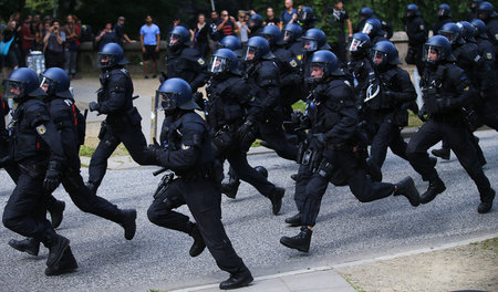 Auf Krawall gebürstet: rennende Polizeihundertschaft am 7. Juli ... Auf Krawall gebürstet: rennende Polizeihundertschaft am 7. Juli ...