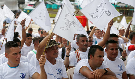 Für den Frieden bereit: Ehemalige FARC-Kämpfer bei der feierlich... Für den Frieden bereit: Ehemalige FARC-Kämpfer bei der feierlich...