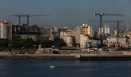 Havanna im Wandel: Jüngst prägen Baukräne die Skyline der Hafens... Havanna im Wandel: Jüngst prägen Baukräne die Skyline der Hafens...