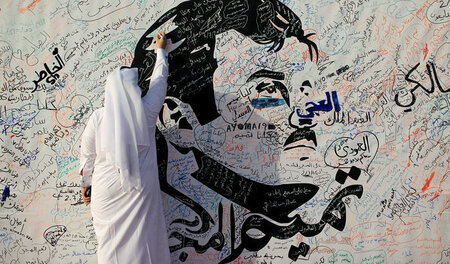 Vollgeschriebenes Wandbild von Katars Emir Tamim bin Hamad Al Th... Vollgeschriebenes Wandbild von Katars Emir Tamim bin Hamad Al Th...