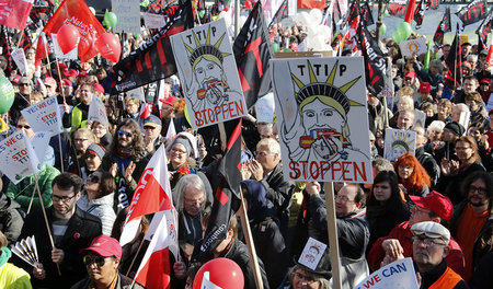 Hunderttausende gingen in Berlin bei Protesten gegen das Handels... Hunderttausende gingen in Berlin bei Protesten gegen das Handels...