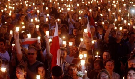 Jeder nur eine Kerze: Demonstranten vor dem Gebäude des Obersten... Jeder nur eine Kerze: Demonstranten vor dem Gebäude des Obersten...