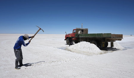 Ein Arbeiter baut Salz im Salar de Uyuni ab (7. November 2012)
