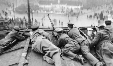 Regierungstruppen auf dem Brandenburger Tor, die im Januar 1919 ... Regierungstruppen auf dem Brandenburger Tor, die im Januar 1919 ...