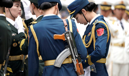 Chinesische Soldaten bei der Vorbereitung einer Begrüßungszeremo... Chinesische Soldaten bei der Vorbereitung einer Begrüßungszeremo...
