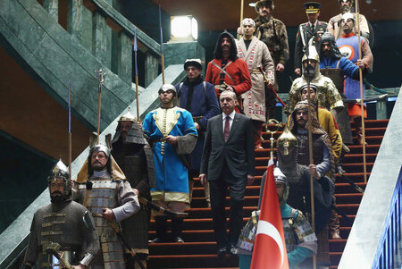 Recep Tayyip Erdogan in seinem Präsidentenpalast, umgeben von So... Recep Tayyip Erdogan in seinem Präsidentenpalast, umgeben von So...
