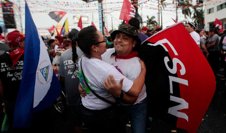 Anhänger von Nicaraguas Präsident Daniel Ortega feiern in Managu...