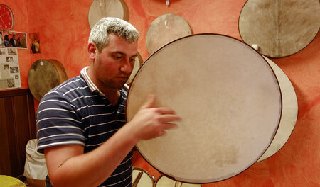 Trommelbauer Fabrizio testet den Sound des Leders: »Stolzes Sizi...