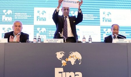 Alt, aber oho: Fina-Präsident Julio C. Maglione, rechts neben ih...