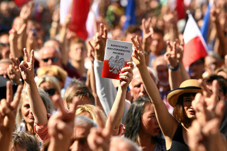 Protest mit Verfassung: Am Dienstag abend demonstrierten Zehntau...