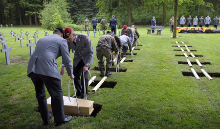 Deutsche Soldaten setzen andere ums Leben gekommene Militärs in ...