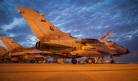 Bald aus der Mode: Das Bundeswehr-Kampfflugzeug »Tornado« auf de...