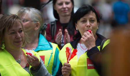 Beschäftigte des Einzel- und Versandhandels protestieren in Magd...
