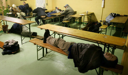 Bierbank statt Bett: Wohnungslose in einer Notunterkunft der Ber...