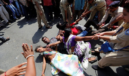 Protest gegen Diskriminierung: Polizisten gehen in Ahmedabad geg...