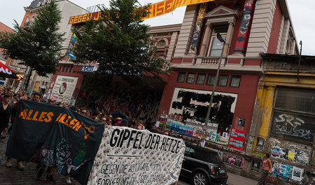Abschlusskundgebung der Solidemo am Mittwoch abend vor dem linke...