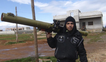 Von den USA bewaffnet: Ein Kämpfer der »Freien Syrischen Armee« ...