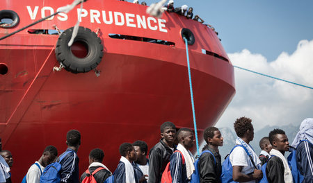 Mehr als 900 Flüchtlinge verlassen am 14. Juli ein Schiff der Hi...