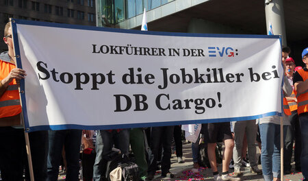 Proteste von Cargo-Mitarbeitern vor dem Bahntower in Berlin (8. ...