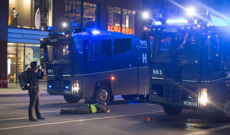 Aufgerüstet: Oren Ziv fotografierte in Hamburg auch die Wasserwe...