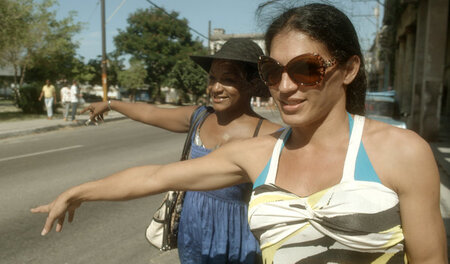 »Für den Strand binde ich mir immer die Hoden ab«, sagt Malu (r....