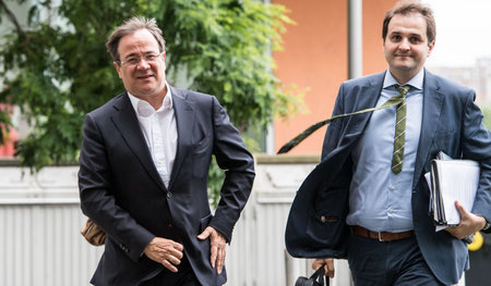 NRW-Ministerpräsident Armin Laschet (l.) mit seiner »rechten Han...