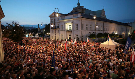 Protestversammlung gegen die »Justizreform« der polnischen Regie... Protestversammlung gegen die »Justizreform« der polnischen Regie...