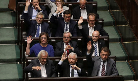 PiS-Chef Jaroslaw Kaczynski (unten, Mitte) während der Abstimmun... PiS-Chef Jaroslaw Kaczynski (unten, Mitte) während der Abstimmun...