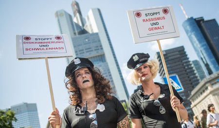 Trotz Repression in der Vergangenheit sind Polizeiuniformen beim... Trotz Repression in der Vergangenheit sind Polizeiuniformen beim...