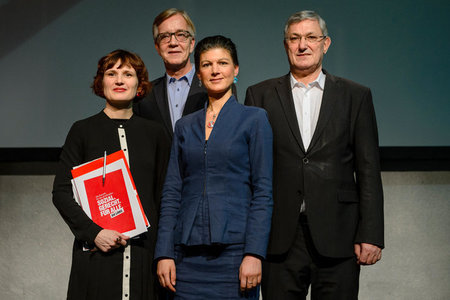 Im Solidaritätslied von Brecht und Eisler werden vier Silben des... Im Solidaritätslied von Brecht und Eisler werden vier Silben des...