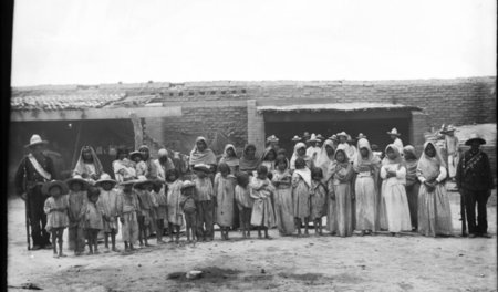 A_group_of_more_than_30_Yaqui_Indian_prisoners.jpg