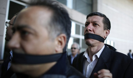 Repression gegen Reporter: Protest vor dem Prozess gegen Cumhuri... Repression gegen Reporter: Protest vor dem Prozess gegen Cumhuri...
