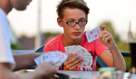 Kein Sport in dem Sinne, oder? Spielkarten halten und werfen Kein Sport in dem Sinne, oder? Spielkarten halten und werfen