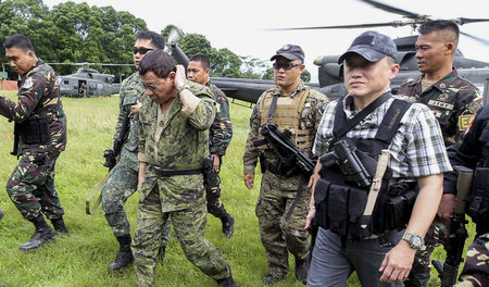Präsident im Krieg: Rodrigo Duterte am 20. Juli in einem Militär... Präsident im Krieg: Rodrigo Duterte am 20. Juli in einem Militär...