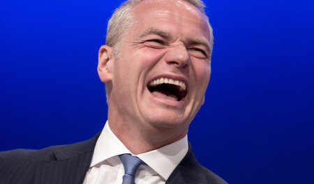 Wer zuletzt lacht, lacht am besten. Börse-Boss Carsten Kengeter Wer zuletzt lacht, lacht am besten. Börse-Boss Carsten Kengeter