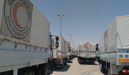 Humanitäre Hilfe: Transporter des Syrischen Roten Halbmondes bri... Humanitäre Hilfe: Transporter des Syrischen Roten Halbmondes bri...