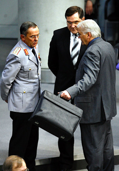Was machen unsere 3000 Soldaten im Kosovo? Generalinspekteur Wol... Was machen unsere 3000 Soldaten im Kosovo? Generalinspekteur Wol...