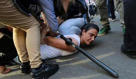 Festnahme einer Demonstrantin, die in der kurdischen Stadt Diyar... Festnahme einer Demonstrantin, die in der kurdischen Stadt Diyar...