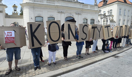 Demonstration gegen die »Verfassungsreform« in Warschau am Monta...