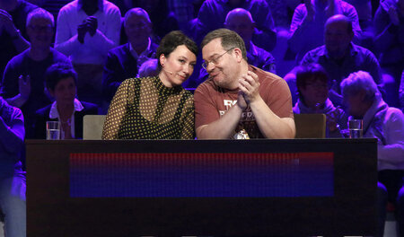 Rateteam-Kapitän Elton (r.) und Schauspielerin Ursula Strauss (l...