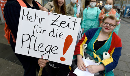 Miesmacher, überall … Klinikbeschäftigte weisen auf die Arbeitss...