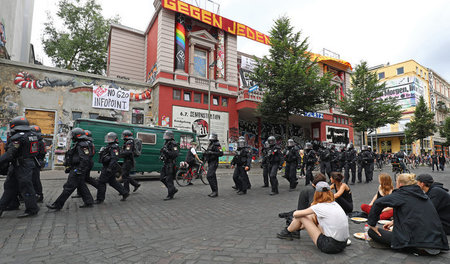 Die Staatsmacht zeigt ihre Instrumente: Polizisten vor der Roten...